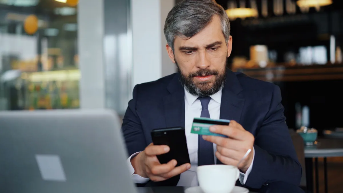Écran de connexion Cyberplus de la Banque Populaire Méditerranée sur ordinateur et smartphone
